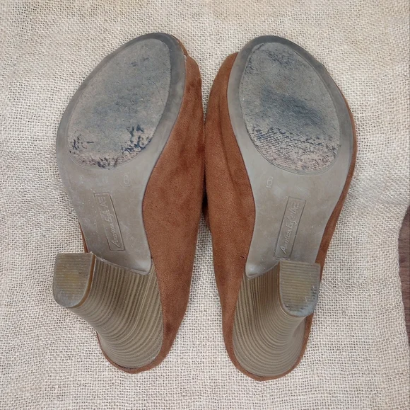 American Eagle Tan Camel Suede Open Toe Mules Clogs 4" Wood Heel Size 6 - Picture 12 of 14